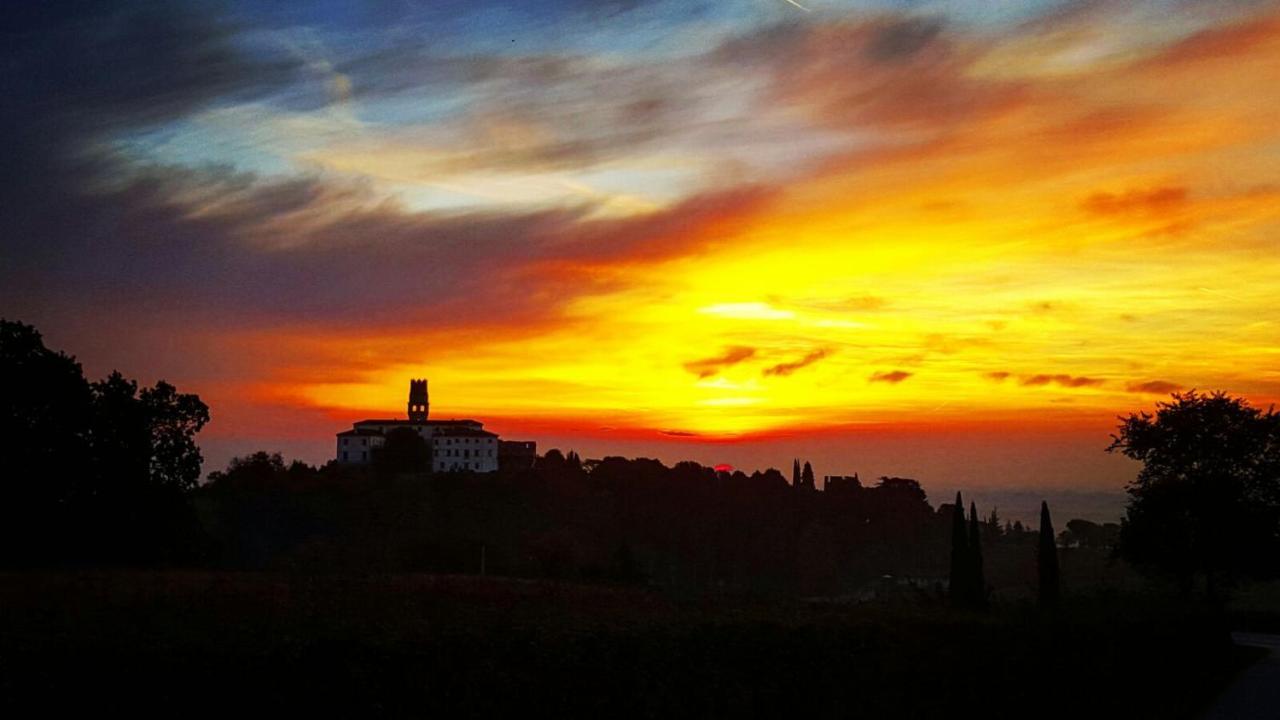 Pie Castello Bed & Breakfast Susegana Bagian luar foto